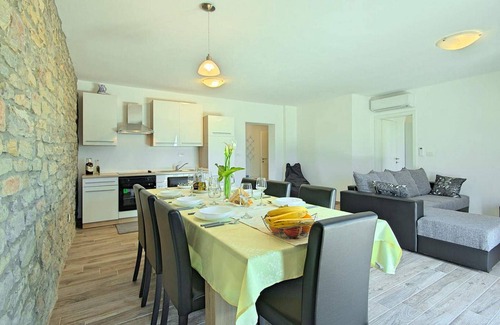 Krasica Apartment | Comfortable 2 Bedroom Stay in Buje with Spa & Breakfast