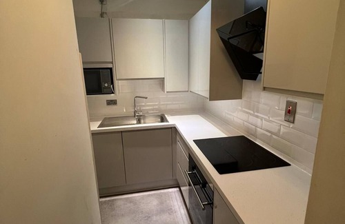 Cathedrals Apartment | Elegant Apartment in Prime London Bridge, Guest Rated 9.4