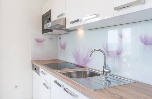 Povljana Apartment | Cozy 1 Bedroom Retreat with Oceanfront Views in Povljana