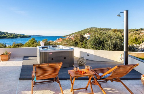 Kaprije Apartment | Experience Breathtaking Ocean Views with Outdoor Wellness