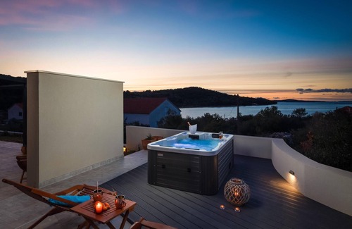Kaprije Apartment | Experience Breathtaking Ocean Views with Outdoor Wellness