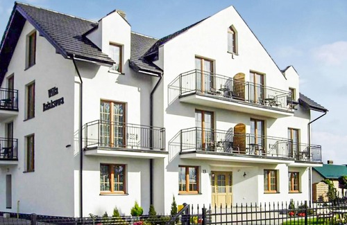 Karwia Apartment | Modern Vacation Apartment with Family-Friendly Garden