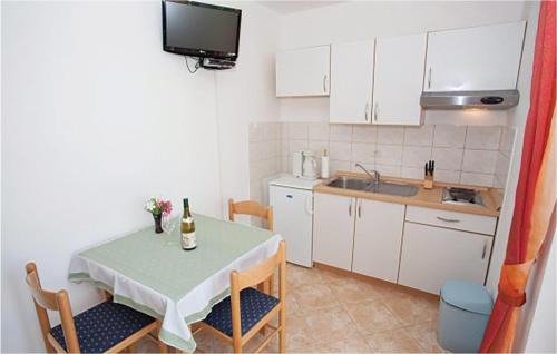 Cizici Apartment | Cozy Apartment in Malinska with Kitchen & Pet-Friendly Amenities