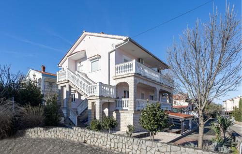 Vantacici Apartment | Cozy Apartment in Vantacici with Wi-Fi and Family Amenities