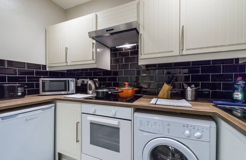 Brondesbury Park Apartment | Convenient Apartment Just 12 Minutes to Oxford Street!