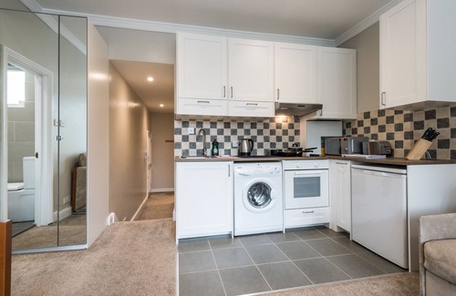 Brondesbury Park Apartment | Convenient Apartment Just 12 Minutes to Oxford Street!