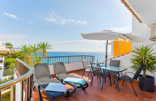Chimenea Apartment | Beautiful Apartment with Balcony & Oceanfront Pool Access