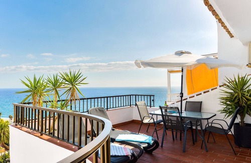 Chimenea Apartment | Beautiful Apartment with Balcony & Oceanfront Pool Access