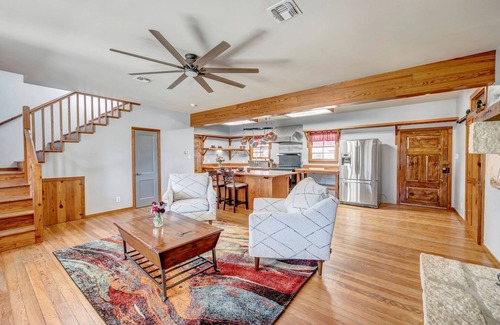 Fredericksburg Bed & Breakfast | Gorgeous B&B suite in Fredericksburg w/full kitchen, hot breakfast, great views!