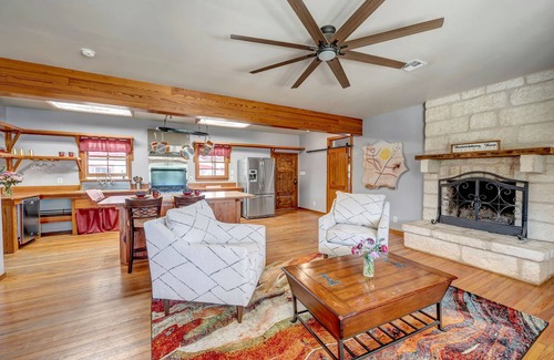Fredericksburg Bed & Breakfast | Gorgeous B&B suite in Fredericksburg w/full kitchen, hot breakfast, great views!