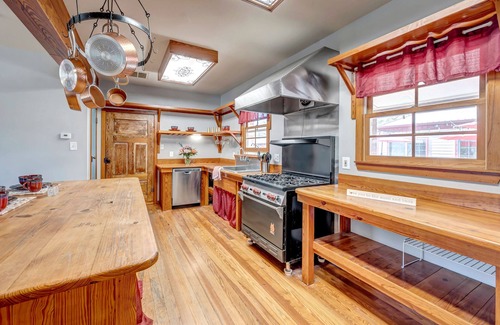 Fredericksburg Bed & Breakfast | Gorgeous B&B suite in Fredericksburg w/full kitchen, hot breakfast, great views!