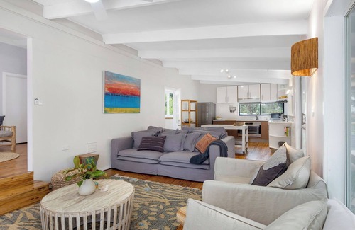 South Durras House | Beachfront Bliss: Guest Rated 10/10 with Pool & Spa
