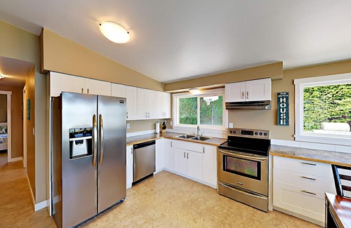 Regional District of Nanaimo House | Inviting Vancouver Island Beach House with Ocean View