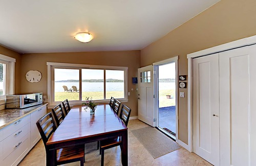Regional District of Nanaimo House | Inviting Vancouver Island Beach House with Ocean View