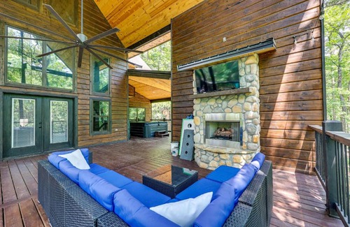 Broken Bow House | Family Retreat in Broken Bow with Private Hot Tub & Spa