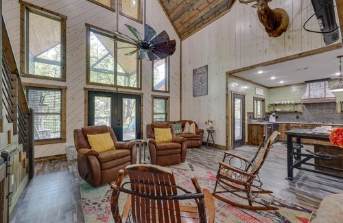 Broken Bow House | Family Retreat in Broken Bow with Private Hot Tub & Spa