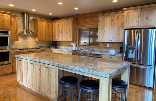 Brian Head Cabin | Spacious Cabin for Large Families with Pool & Breakfast