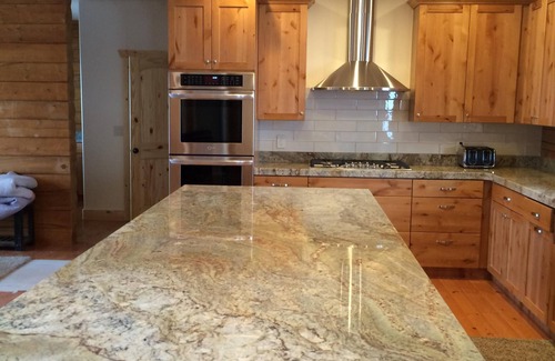 Brian Head Cabin | Spacious Cabin for Large Families with Pool & Breakfast