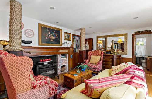 West Barnstable House | Cozy Farmhouse Retreat with Hot Tub near the Beach