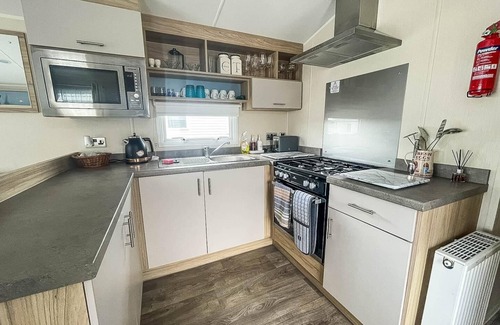 Saxmundham House | Cozy Caravan with Wi-Fi and Decking at Carlton Meres