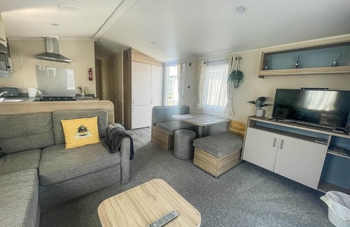 Saxmundham House | Cozy Caravan with Wi-Fi and Decking at Carlton Meres