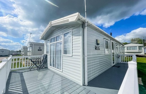 Saxmundham House | Cozy Caravan with Wi-Fi and Decking at Carlton Meres