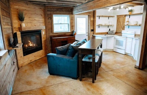 Granville House | Elegant Carriage House - Guest Rated 10/10 for Comfort!