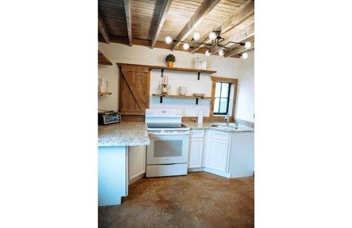 Granville House | Elegant Carriage House - Guest Rated 10/10 for Comfort!