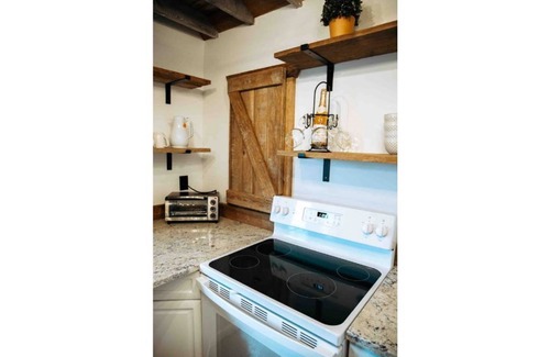 Granville House | Elegant Carriage House - Guest Rated 10/10 for Comfort!