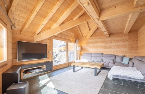 Huez-en-Oisans Ski Chalet | Inviting Chalet for 10 with Outdoor Jacuzzi in Huez