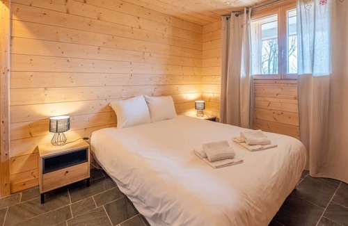 Huez-en-Oisans Ski Chalet | Inviting Chalet for 10 with Outdoor Jacuzzi in Huez