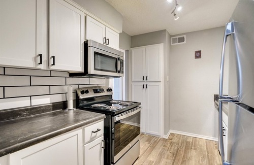 Central Arlington Apartment | Immaculate Hotel with Pool & Parking near AT&T Stadium