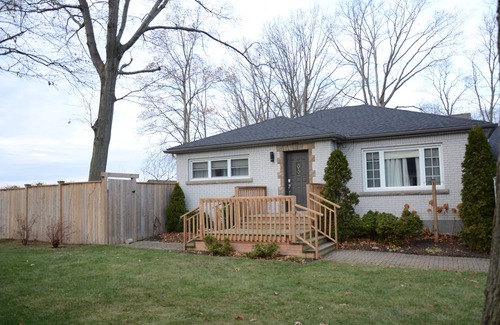 Historic Old Town House | Charming Cottage Retreat in Niagara-on-the-Lake