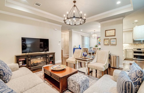 College Station House | Elegant College Station Townhome with Patio & Spa Amenities
