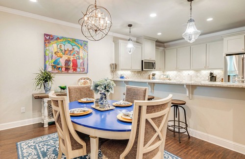 College Station House | Elegant College Station Townhome with Patio & Spa Amenities