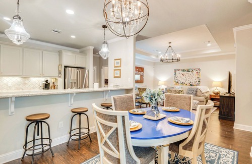 College Station House | Elegant College Station Townhome with Patio & Spa Amenities