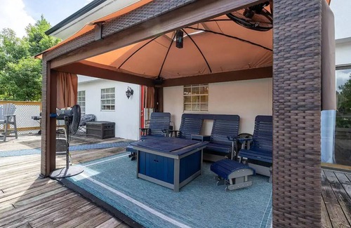 Jacksonville House | Elegant Colonial House by the Water with Pool & Jacuzzi