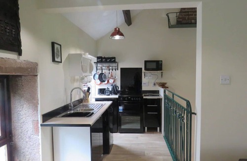 Parsonby Cottage | Cozy Grooms Cottage with Pool and Garden Space - 10/10 Rated