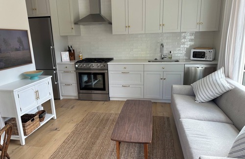 West Vancouver Cottage | Idyllic Cottage Retreat Steps from Trails and Beaches
