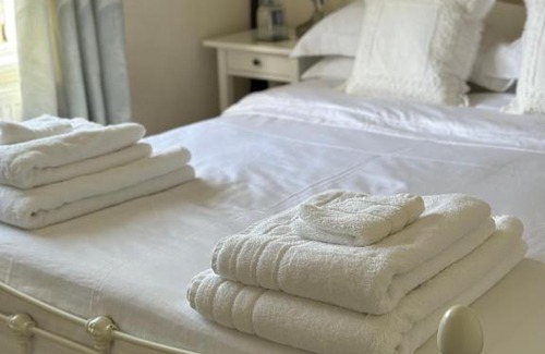 Skirmett House | Inviting Cottage in Skirmett with Parking for Families