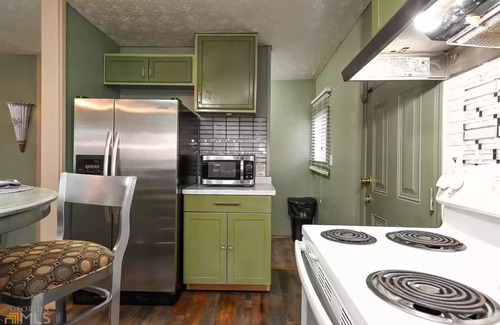 Athens Cottage | Charming Cottage Near UGA - Pet and Child Friendly Haven