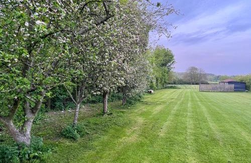Etchinghill House | Tranquil Countryside Cabin with Family-Friendly Amenities