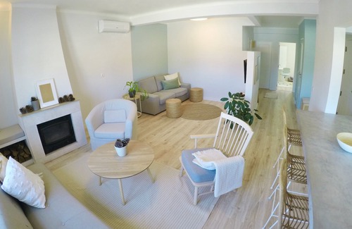 Fonte de Sesimbra Apartment | Cozy Haven Steps from Sesimbra Beaches for Family Fun