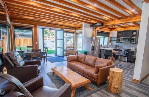 Okanagan-Similkameen House | Exceptional Post & Beam Carriage House with Pool & Spa