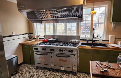Perryville Apartment | Inviting Downtown Retreat with Breakfast and Kitchen Access