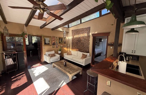 Topanga House | Elegant Topanga House - Kitchen & Steps from the Beach
