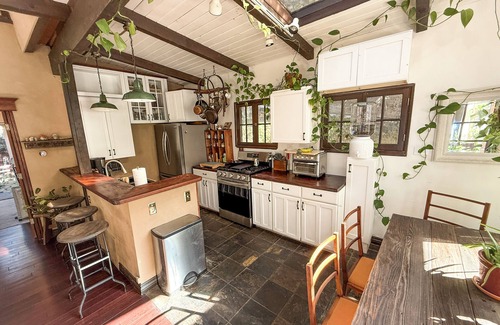 Topanga House | Elegant Topanga House - Kitchen & Steps from the Beach