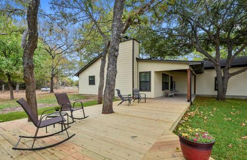 Bryan House | Gorgeous Family Cottage Ideal to Stargaze from the Deck in Texas