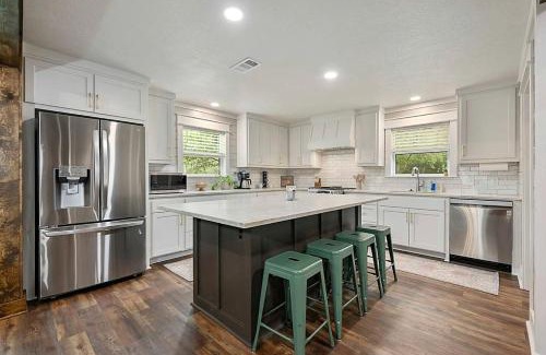 Bryan House | Gorgeous Family Cottage Ideal to Stargaze from the Deck in Texas