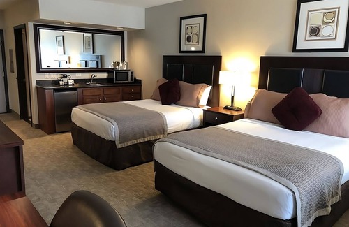 Killeen Hotel | Family Haven: Enjoy 2 Cozy Units with Pool Access